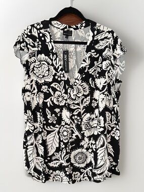 Jones New York Black and White Floral V-Neck Cap Sleeve Blouse